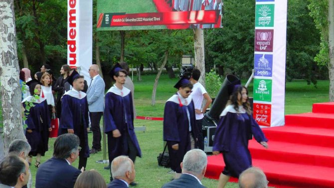 Abdullah Gül Üniversitesi 5. Mezunlarını Verdi