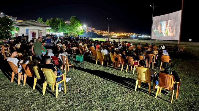 Fatsa’da Açık Havada Nostaljik Sinema Keyfi