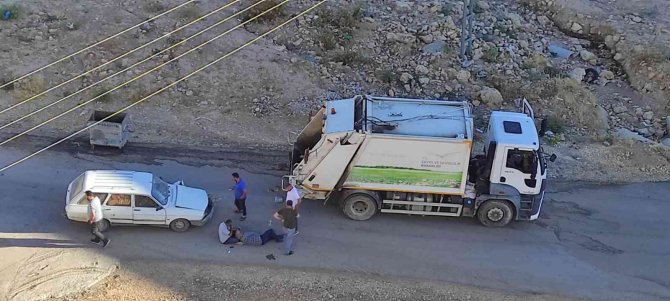Otomobil Çöp Kamyonuna Çarptı: 1 Yaralı