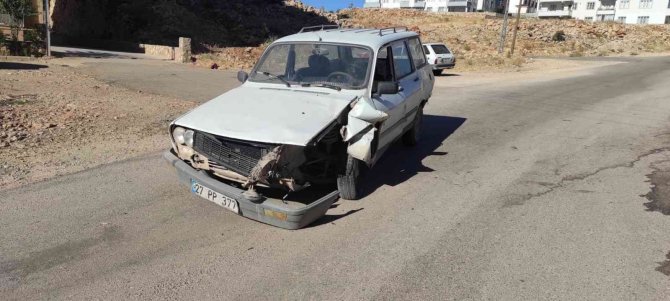 Otomobil Çöp Kamyonuna Çarptı: 1 Yaralı