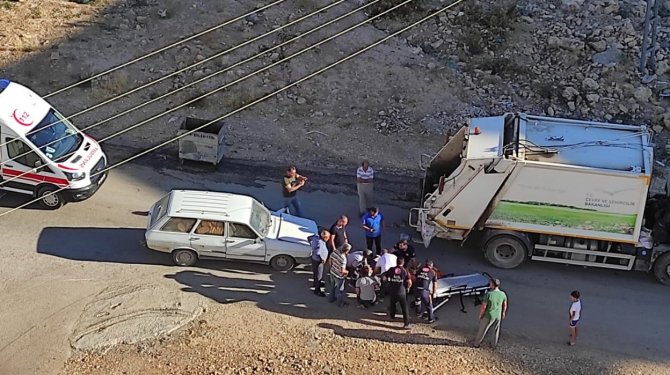 Otomobil Çöp Kamyonuna Çarptı: 1 Yaralı
