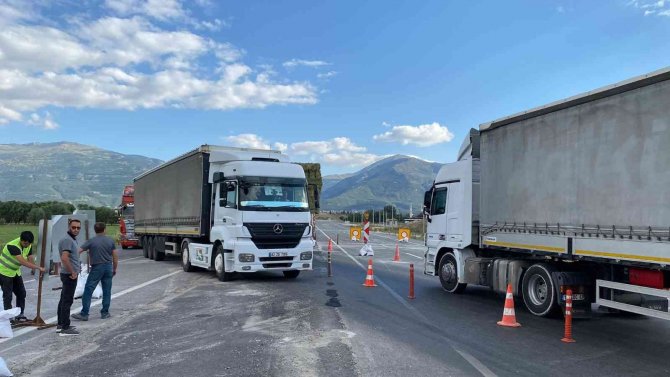 Jandarma Sürücüleri Uyararak Kazaların Önüne Geçmeye Çalışıyor