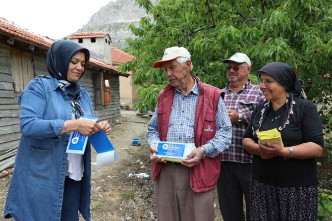 Antalya’da Üreticilere Beyazsinekle Mücadele İçin Renkli Yapışkan Verildi