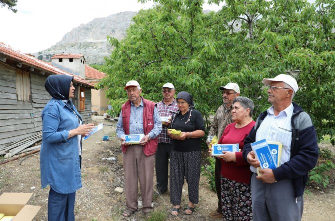 Antalya’da Üreticilere Beyazsinekle Mücadele İçin Renkli Yapışkan Verildi