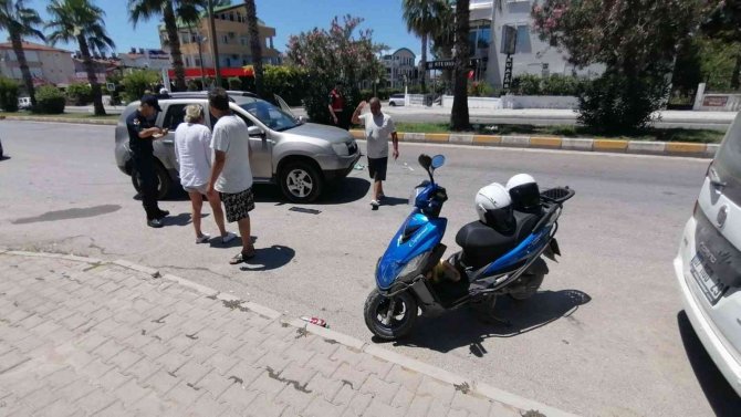 Ters Yönden Gelip Otomobille Çarpışan Motosikletteki Baba Oğul Kask Sayesinde Hayata Tutundu: 2 Yaralı