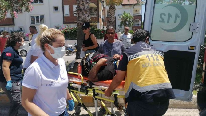 Ters Yönden Gelip Otomobille Çarpışan Motosikletteki Baba Oğul Kask Sayesinde Hayata Tutundu: 2 Yaralı