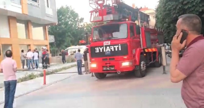 Apartman Yangınında Dumandan Etkilenen 5 Kişi İtfaiye Tarafından Kurtarıldı