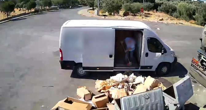 Önce Attı, Kameraya Yakalanınca Geri Topladı