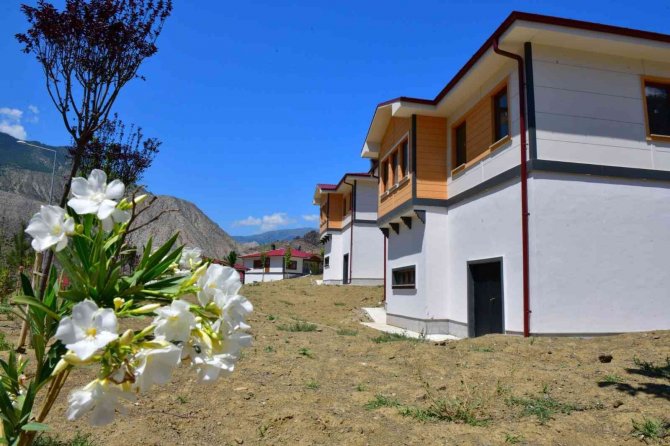 Baraj Suları Altında Kalacak Köyün Taşınacağı Yeni Merkezde Yapılan Konutlar Lüks Villaları Aratmadı