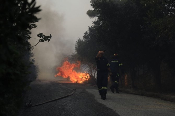 Atina’da Korkutan Orman Yangın: Bölge Sakinleri Tahliye Edildi