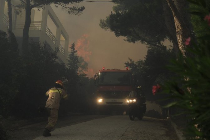 Atina’da Korkutan Orman Yangın: Bölge Sakinleri Tahliye Edildi