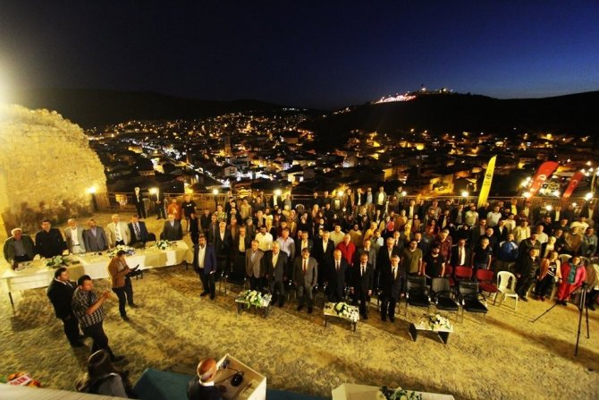 Bayburt Kalesi’nin Tarihi Atmosferinde Şair Zihni Şiir Gecesi