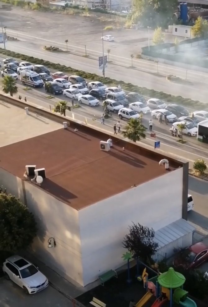 Bursa’da Meşalelerle Yol Kesen Asker Konvoyu Ambulansın Geçişine İzin Vermedi