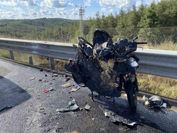 Beykoz’da Emniyet Şeridindeki Minibüse Çarpan Motosiklet Patladı: 1 Yaralı