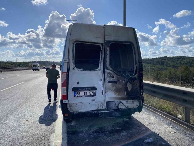 Beykoz’da Emniyet Şeridindeki Minibüse Çarpan Motosiklet Patladı: 1 Yaralı