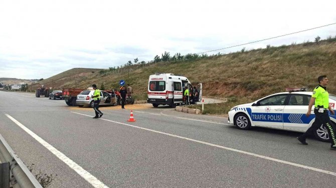 Buğday Yüklü Traktör Otomobille Çarpıştı: 1 Yaralı