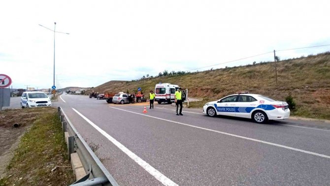 Buğday Yüklü Traktör Otomobille Çarpıştı: 1 Yaralı