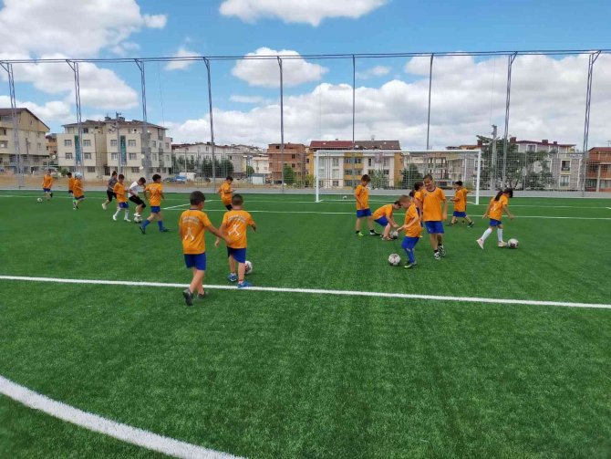 Darıca Yaz Spor Okulları’nda Eğitimler Devam Ediyor