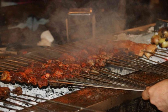 Diyarbakır’da Bayram Tatilinde 80 Tona Yakın Tescilli Ürünler Ciğer Ve Tatlı Satışı Yapıldı