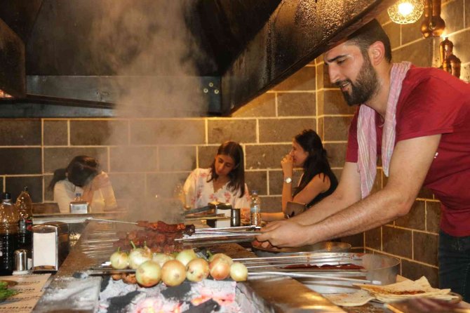 Diyarbakır’da Bayram Tatilinde 80 Tona Yakın Tescilli Ürünler Ciğer Ve Tatlı Satışı Yapıldı