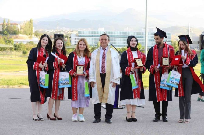 Erü Edebiyat Fakültesi’nde Mezuniyet Coşkusu Yaşandı