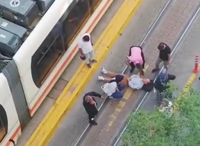 Bisikletten Düşen Adam Tramvaya Çarparak Yaralandı
