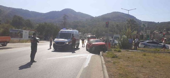Fethiye’de İki Otomobil Çarpıştı: 4 Yaralı