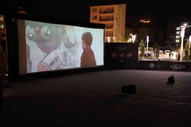 Hakkari Belediyesinden "Açık Hava Sinema" Etkinliği