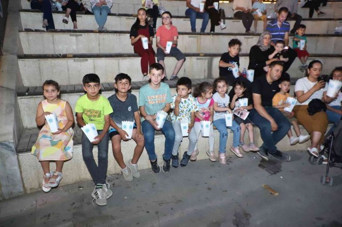 Hakkari Belediyesinden "Açık Hava Sinema" Etkinliği