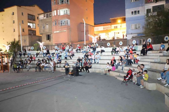 Hakkari Belediyesinden "Açık Hava Sinema" Etkinliği