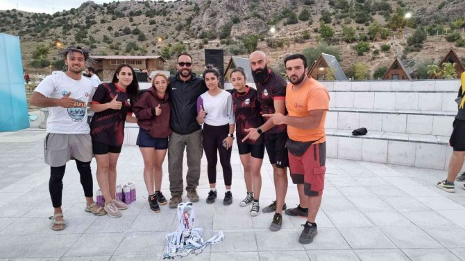 Hakkarili Sporculardan Tarihi Başarı