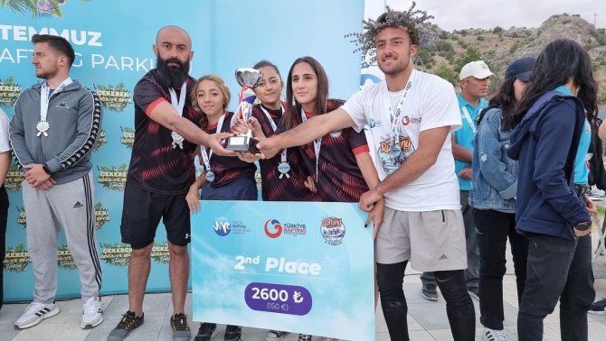 Hakkarili Sporculardan Tarihi Başarı