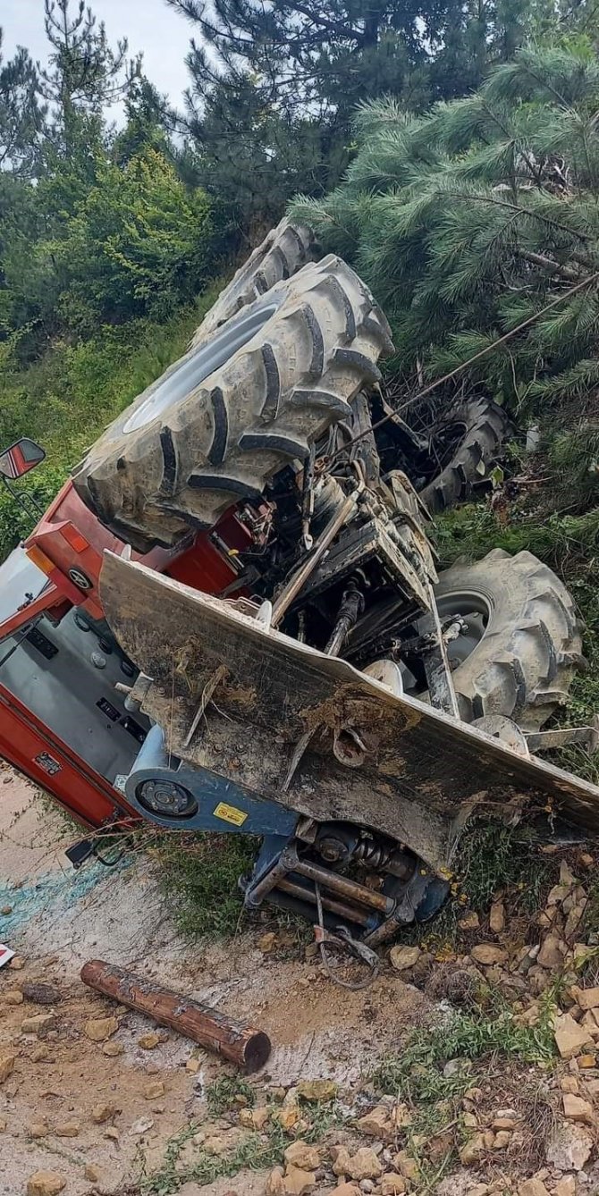 Traktör Şarampolde Devrildi, Sürücüsü Atlayarak Kurtuldu