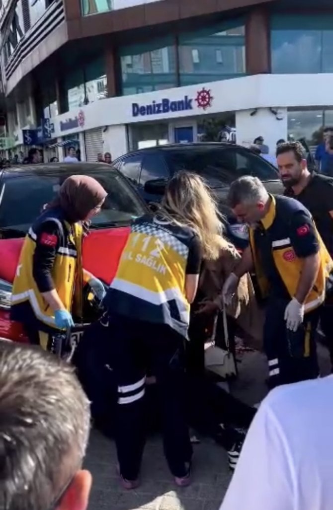 Sultanbeyli’de Otomobil Yolda Yürüyen 2 Kişiye Çarptı
