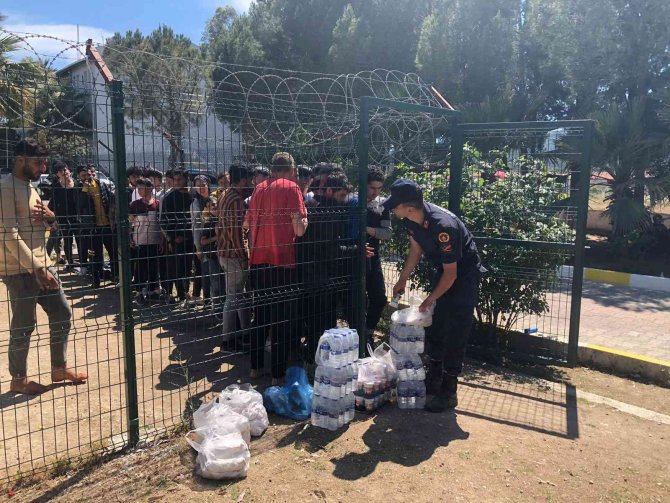 İ̇zmir’de 775 Düzensiz Göçmen Ve 7 Organizatör Yakalandı