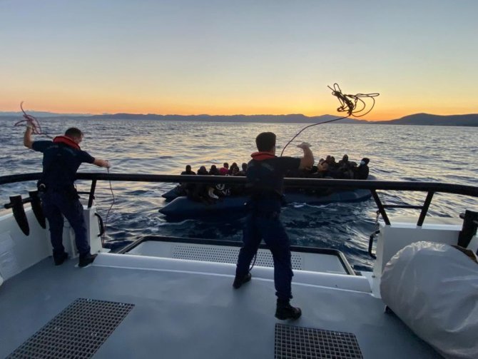 İ̇zmir Açıklarında 44 Göçmen Kurtarıldı, 67 Göçmen Yakalandı