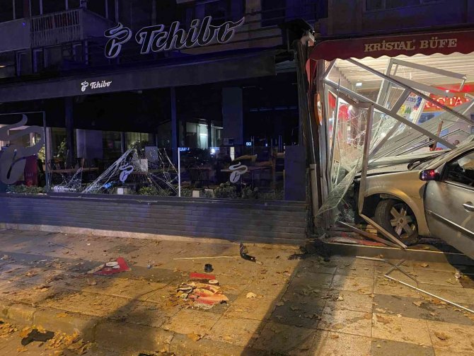 Kadıköy’de 21 Yaşındaki Alkollü Sürücü Kafeye Daldı