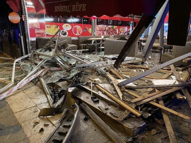 Kadıköy’de 21 Yaşındaki Alkollü Sürücü Kafeye Daldı