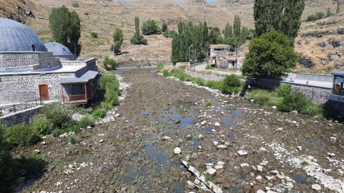 Kars Çayı’nın Temizliği Sürüyor