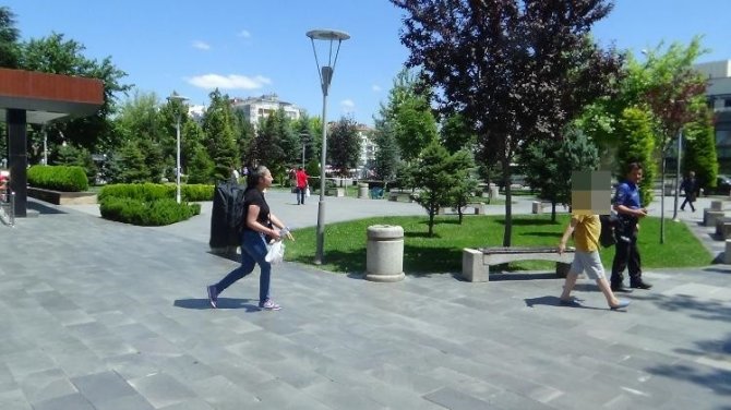 İ̇ntihar Edeceğini Söyledi, Çocuklarını Güvenlik Görevlilerine Bıraktı