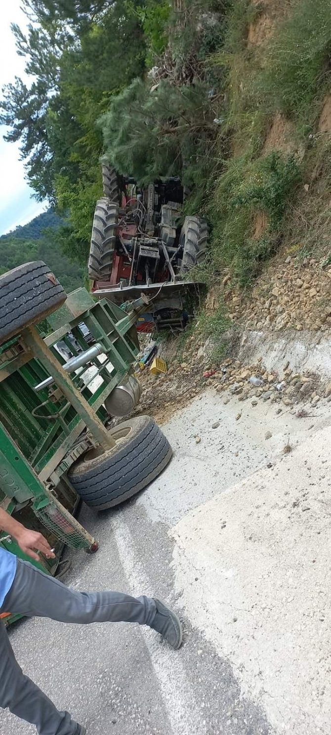 Traktör Şarampolde Devrildi, Sürücüsü Atlayarak Kurtuldu