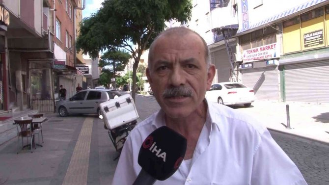 Sancaktepe’de Hızını Alamayan Motosikletli Park Halindeki Minibüse Çarptı