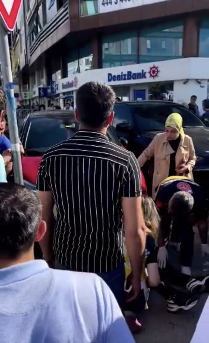 Sultanbeyli’de Otomobil Yolda Yürüyen 2 Kişiye Çarptı