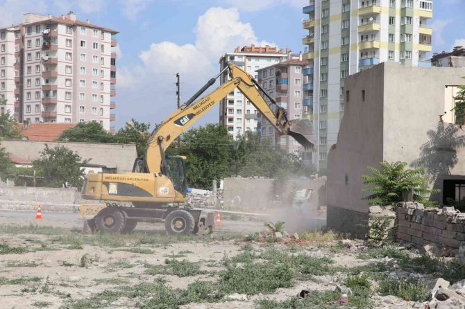 Battalgazi’de 23 Blok, 1000 Dairelik 2. Etap İçin İlk Yıkım Başladı