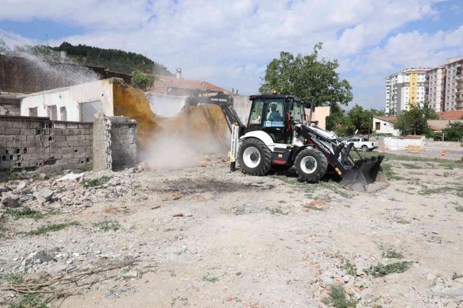 Battalgazi’de 23 Blok, 1000 Dairelik 2. Etap İçin İlk Yıkım Başladı