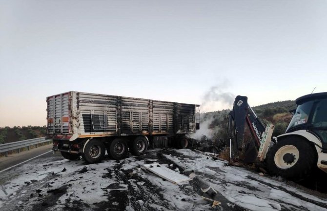 Kilis’te Tır İş Makinesine Çarptı: 1 Yaralı