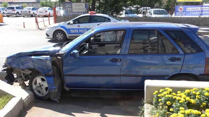 Otomobiller Kafa Kafaya Çarpıştı: 2 Yaralı