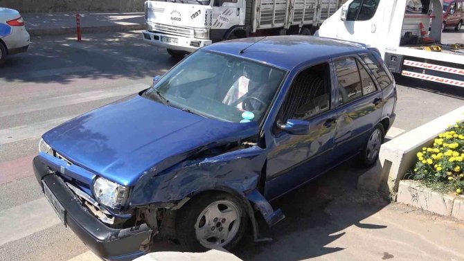 Otomobiller Kafa Kafaya Çarpıştı: 2 Yaralı