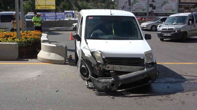 Otomobiller Kafa Kafaya Çarpıştı: 2 Yaralı