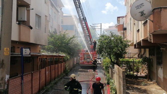 Tadilatı Yapılan Çatı Bir Anda Alevlere Teslim Oldu